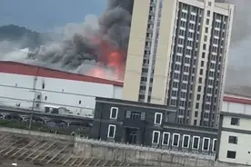 宁德时代一基地起火，周边商户：200米外能看见火焰浓烟，厂内人员已疏散图片