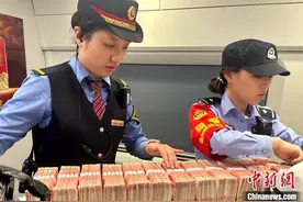 “捡到”60万元现金，她立刻这样做……图片