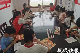 射阳县海通镇中尖社区开展“端午节创意龙舟”亲子手工活动图片