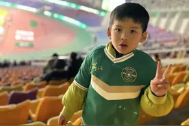 杭州老爸为了陪娃看国足，应聘赛事临时保安成功！图片