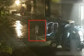 女童冬日凌晨光着身子街头大哭，90后老板娘一把抱回报警求助图片