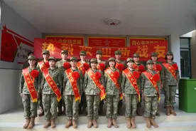 女新兵，全部入列！图片