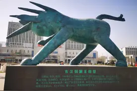 獬豸腾跃奋起势 铁骨融入春诗篇图片