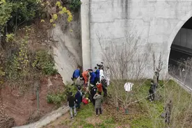 重庆男童失踪6天后在排水管道获救，现场实探：管道直径40厘米垂直于地面，事后已焊死图片