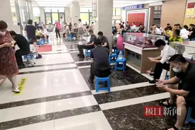 中考的午休时间，这家派出所成了临时休息点图片