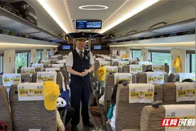 儿童旅客组团乘高铁，列车长在车厢内开讲“安全文明出行课”图片