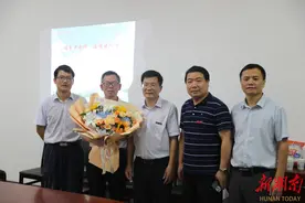 湖南工程学院开展教师节走访慰问图片