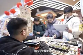 曾求职3000余家未果，“瓷娃娃”小伙将爱好变成生计 | 摆摊日记①图片