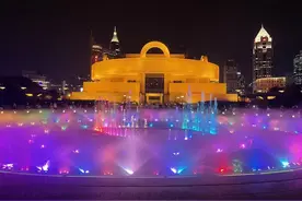 人民广场喷泉梦幻开启，点亮黄浦缤纷夏夜！图片