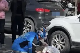 武汉街头突发！外卖小哥拿出神器，秒变急救侠图片