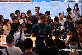 秒空！华为三折叠今日首销，余承东：加班加点扩产图片