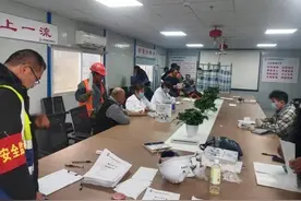 华润置地武汉公司长江中心项目举办“关爱工友·守护健康”公益体检活动图片