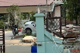 红星新闻记者进入震中实皆省：几乎看不到完好房屋，居民孩童紧跟着物资车图片