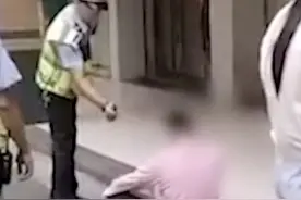 广西一男子不听劝阻，疑被执法人员喷辣椒水？警方：涉事民警辅警停止执行职务图片