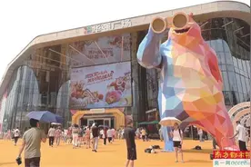 近10米“熊大”当门卫 “强哥”开研究所图片