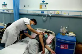 女子自行治疗腰痛却越来越疼，竟是把骨质疏松当成腰椎间盘突出图片