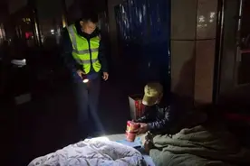 莱西市：为街边“不归人”撑起“爱心伞”图片