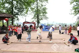 司莫拉佤族村幸福道路越走越宽阔图片