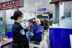 免签政策试行 日照口岸迎大规模韩国旅游团图片