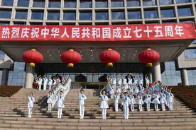 庆祝新中国成立75周年，青岛隆重举行升旗仪式图片