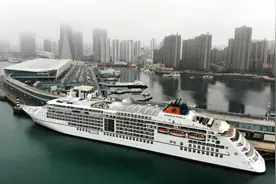 山东近年来最大规模欧洲入境旅游团抵达青岛图片