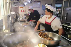 花园煤矿聚焦职工“心”需求，烹饪爱心“阳光餐”图片