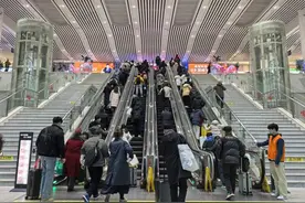 明天起，上海四大火车站进入通宵运营模式，候车室24小时开放，长三角铁路客流昨创历史新高图片