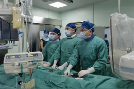 可降解！亚心专家团队植入新型卵圆孔封堵器，堵住心脏“小心眼”图片