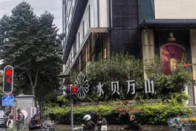 金价，又爆了！实探深圳水贝：外地游客“跨城”买金，商家推出“金包银”图片
