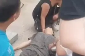 中国游客国外发病，路过的中国医生跪地急救视频封面