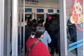 “都在排队取钱”，不少人傻眼：ATM机都取光了！图片