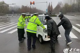 济宁市公安局兖州分局交警大队全力以赴应对恶劣天气图片