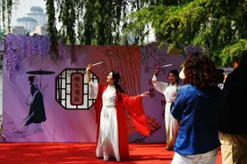 玉渊潭公园开启奇幻巡游展演图片