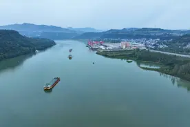 广元港苍溪港区集装箱班轮首航  千吨级货轮通江达海图片
