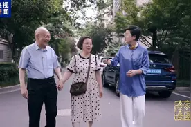 90岁爷爷一出门就要牵老伴的手图片
