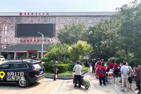 济南英雄山下锣鼓喧天 锣鼓艺术团敲响对生活的热爱图片