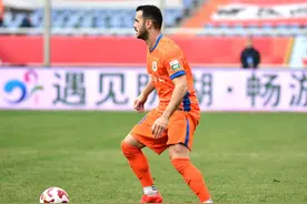 中超|泰山4：1大连英博，泰山攻进四球，队员在场上拼尽全力图片