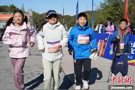 1500余名选手竞技北京八达岭石峡关谷环长城越野赛图片