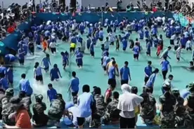 集体“摸鱼”，学校军训也可以很好玩 | 新京报快评图片