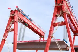 进入架梁施工阶段！深江高铁全线首榀箱梁架设成功图片