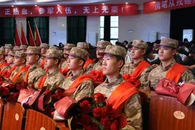安庆职业技术学院欢送青年学子光荣入伍图片