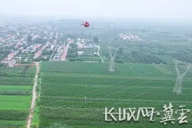 唐山：首次开展500千伏输电线路直升机带电作业图片