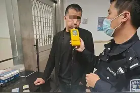 女友出门去见前夫，他猛灌了8两白酒后做出傻事……图片