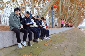 江苏东海：民警“打卡”梧桐大道 打造平安美丽风“警”线图片