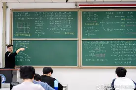 这是什么神仙板书！舍不得擦！石大这位青年教师上课传统又浪漫！图片