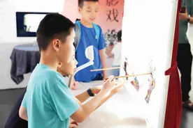 皮影戏里的国际“对话”图片