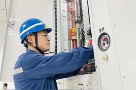 广州白云站花广联络线接触网送电成功图片