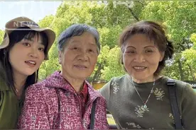 落花时节又逢君！浙江姑娘带着82岁外婆跨省找闺蜜，奇妙相遇打动网友图片