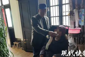 七旬老汉十年如一日照顾瘫痪老伴图片
