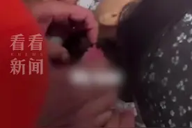 加沙一母亲紧握遇难女儿发带 连声哭喊“亲爱的”图片